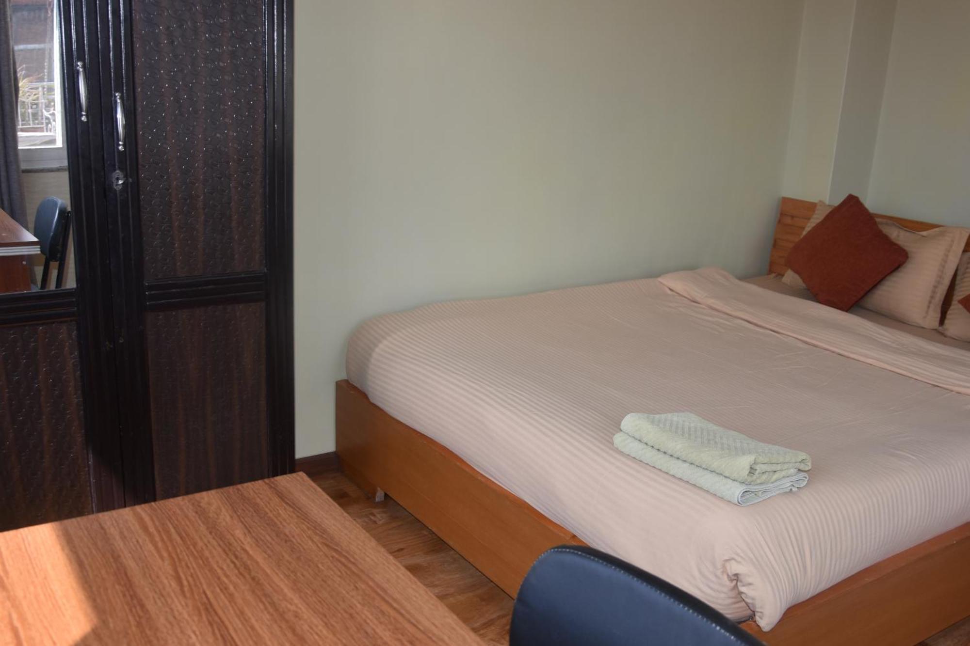 Shine Homestay Famille Francophone - Shine Home And Apartment Катманду Экстерьер фото